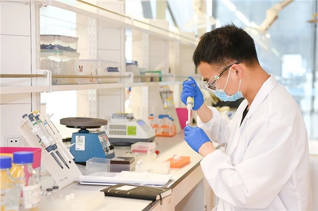 9博体育攻克技术难关 谢其润领导中国生物制药斩获依维莫司首仿(图1)